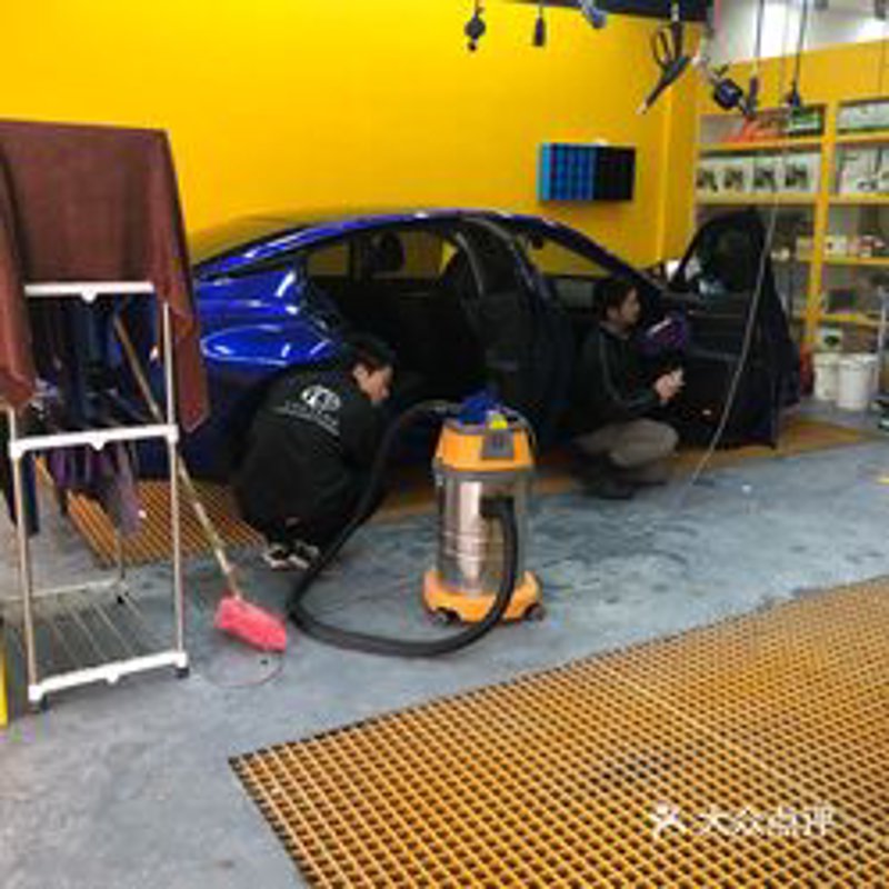 现代都市中的汽车销售故事